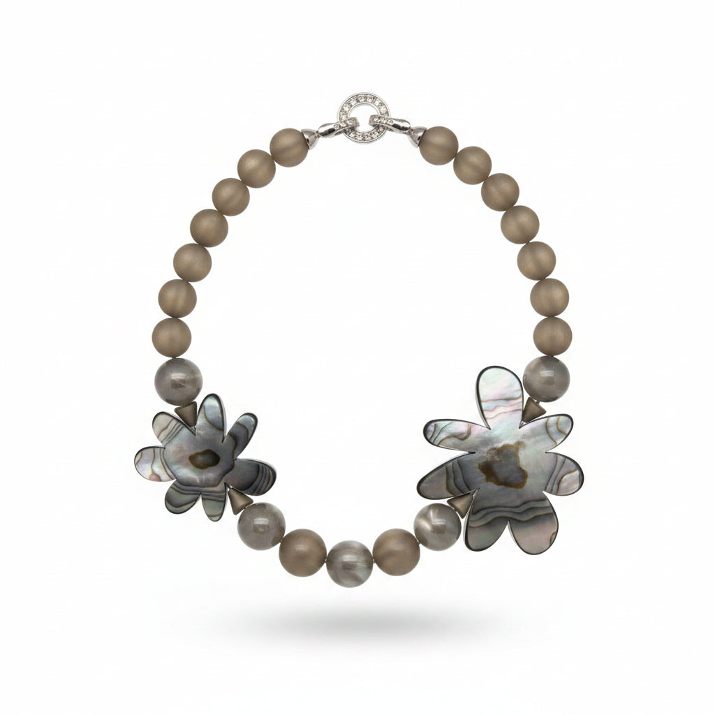 Collar flores gris