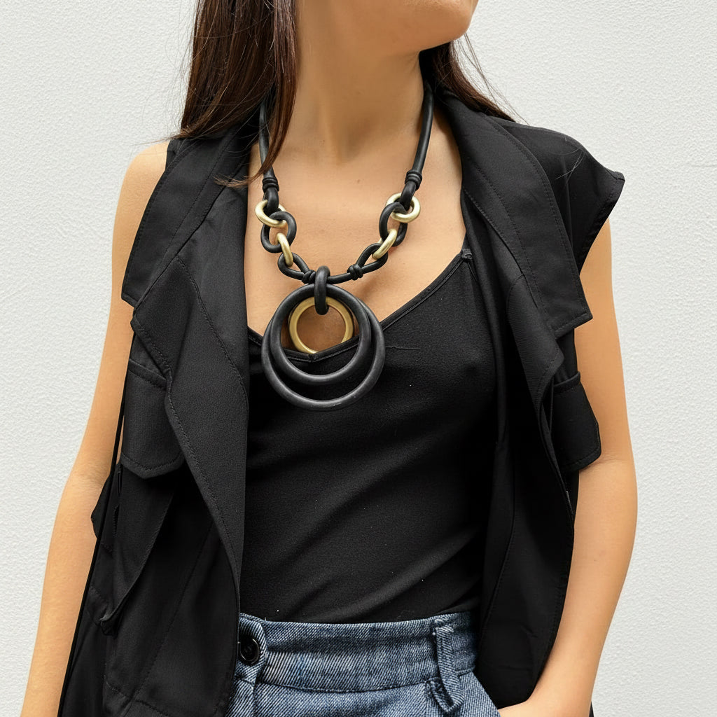 Collar dorado y negro de caucho