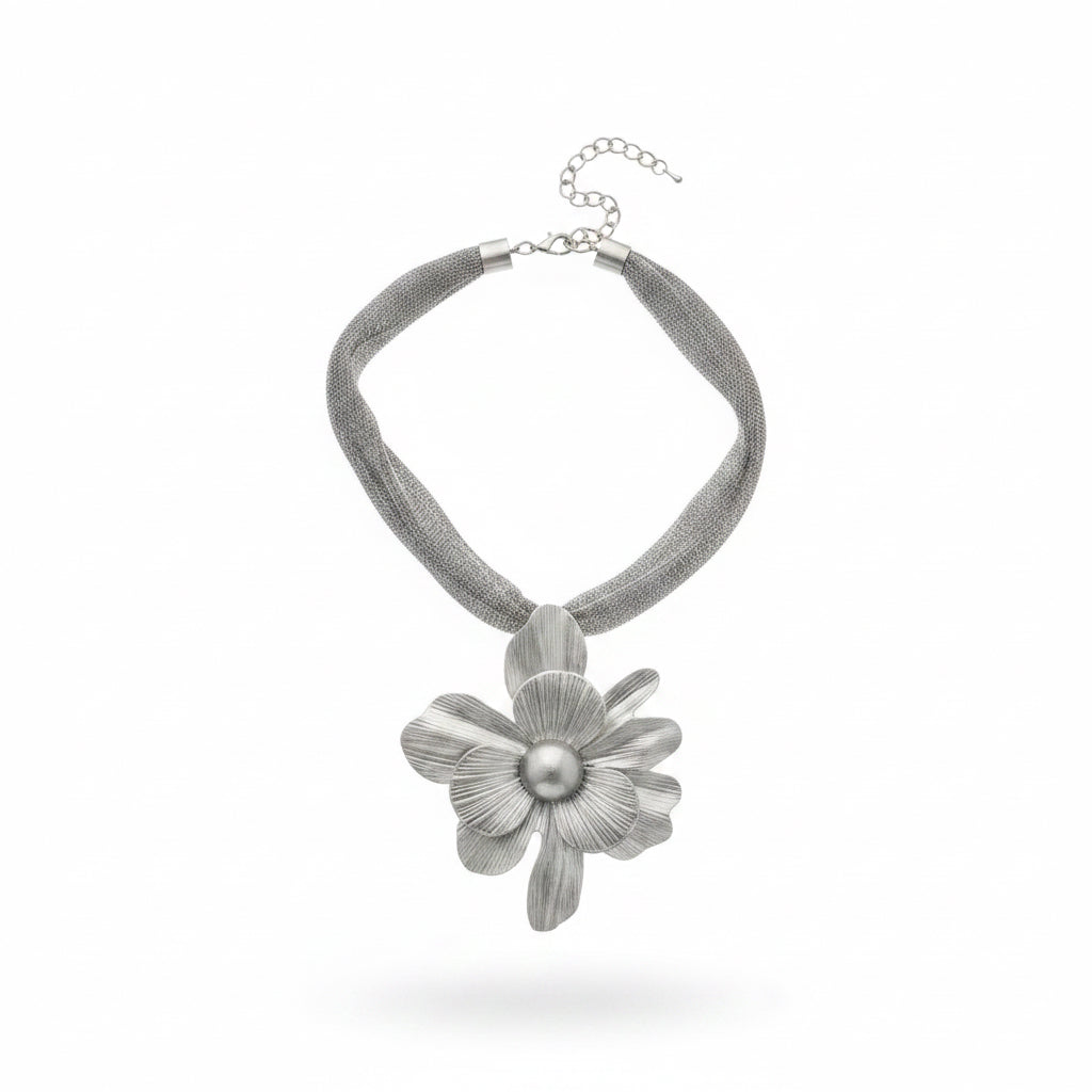 collar flor plateada de metal 