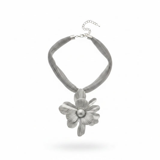 collar flor plateada de metal 