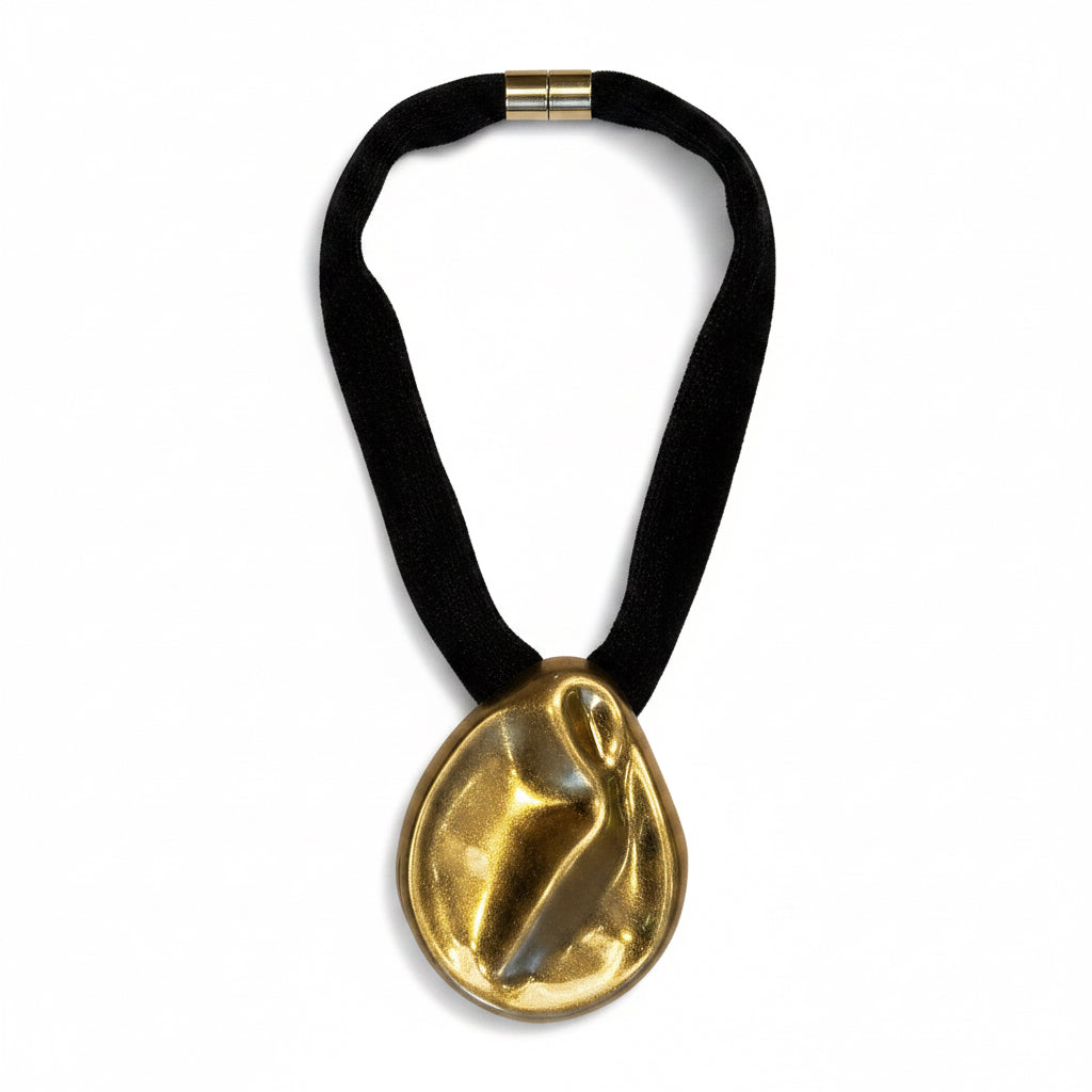 Collar negro pieza dorada