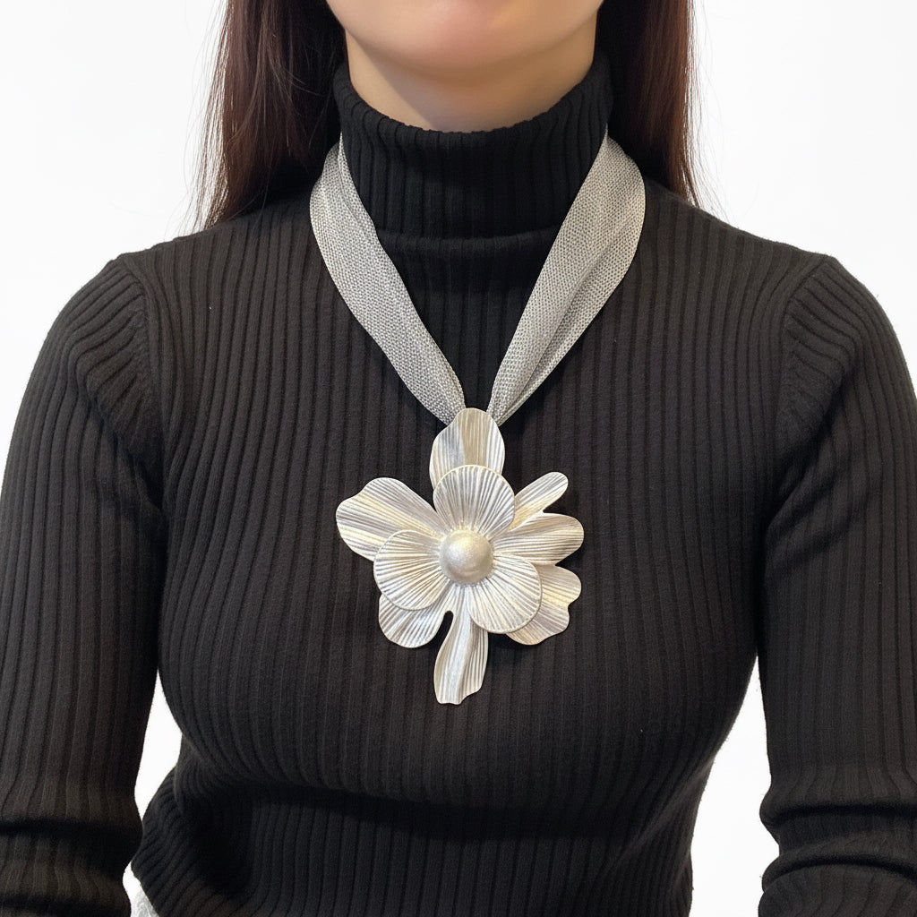 Colla maxi flor plateada