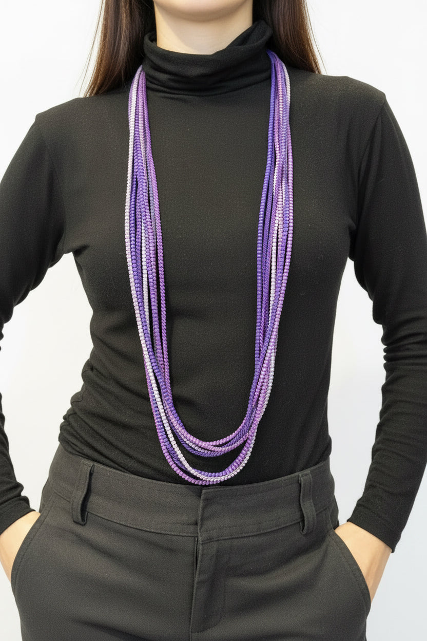 Collar largo plisado violeta