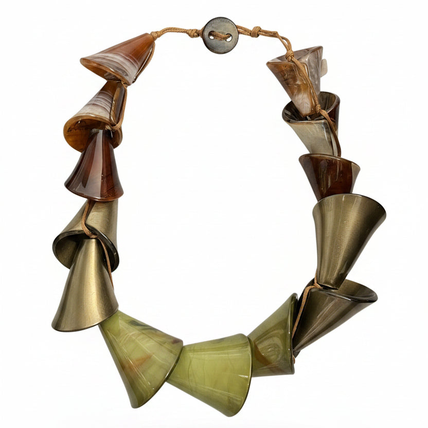 Collar verde y marron