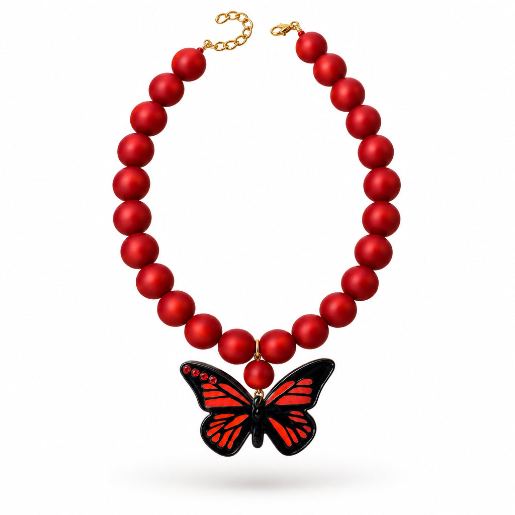 Collar rojo con dije mariposa
