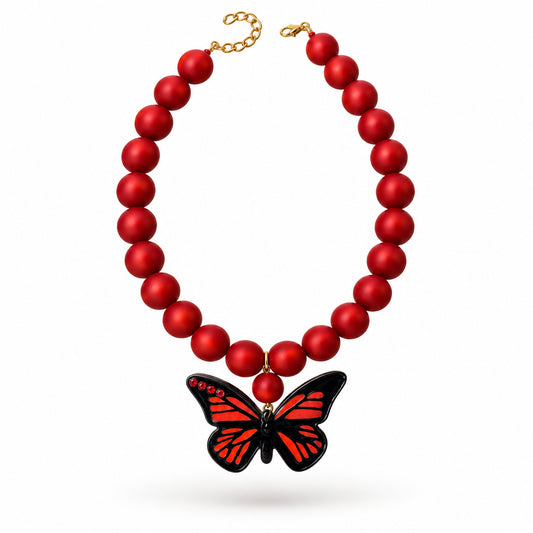 Collar rojo con dije mariposa