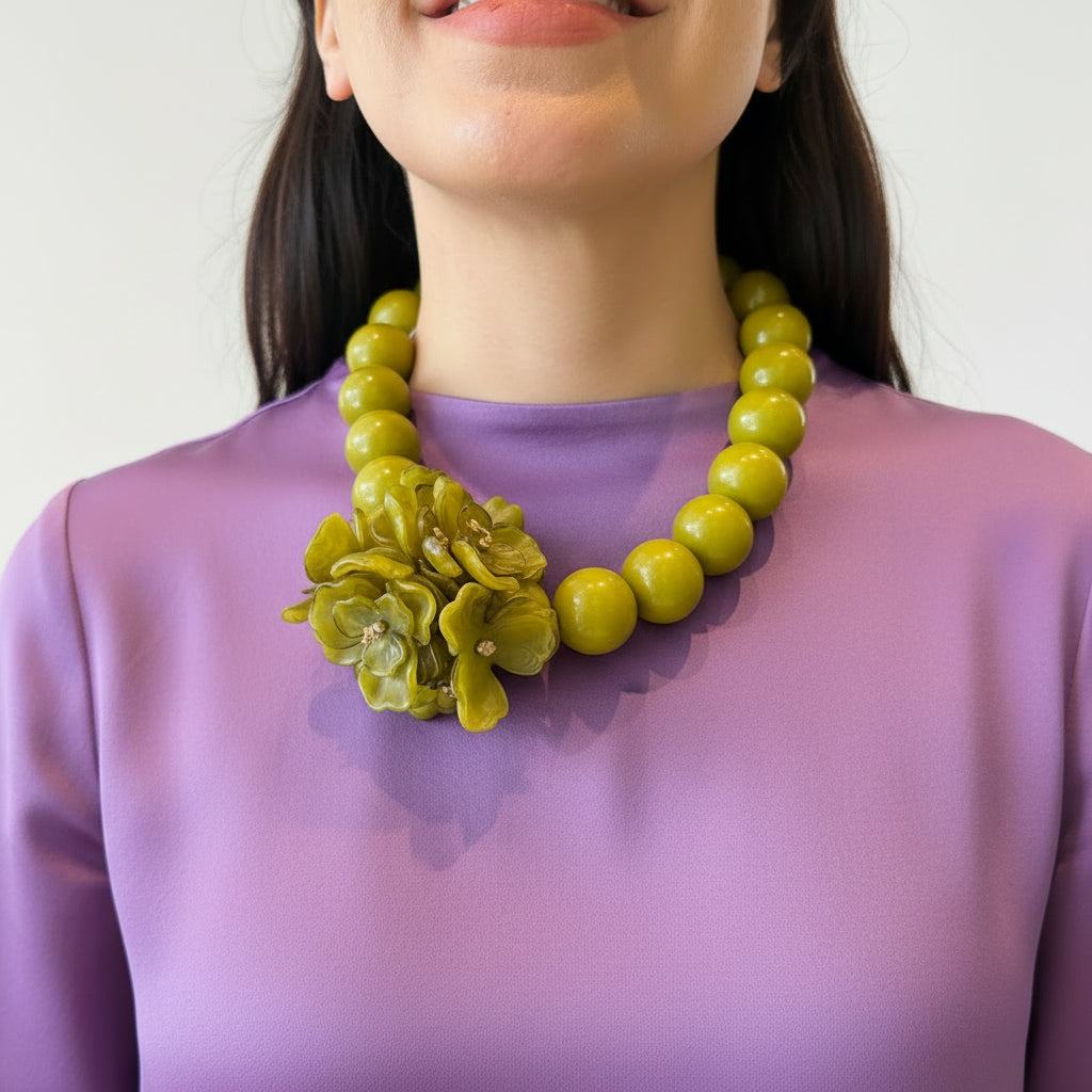Collar esferas aplique flores