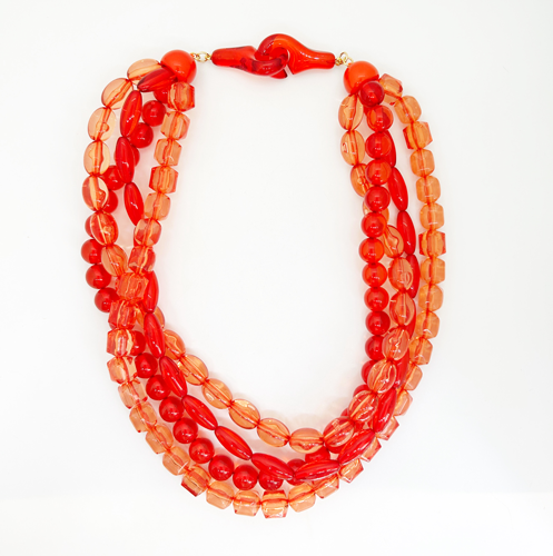 collar naranja y rojo