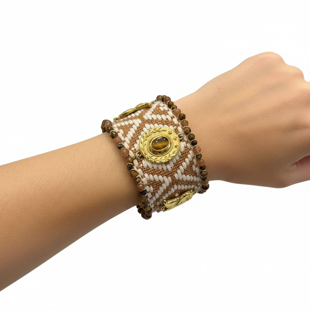 Pulsera tejida con apliques