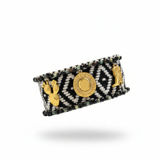 Pulsera tejida con apliques